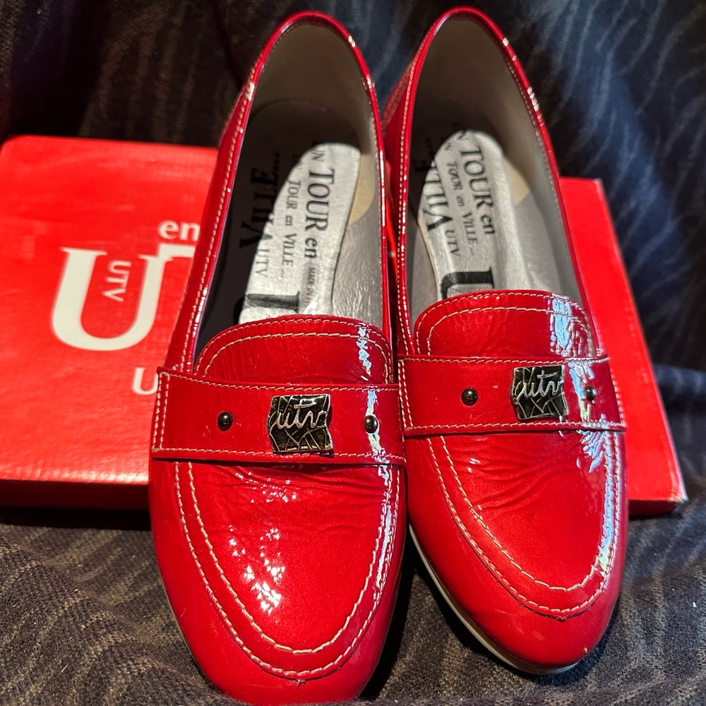 Un Tour en Ville, Red Patent Leather Flats